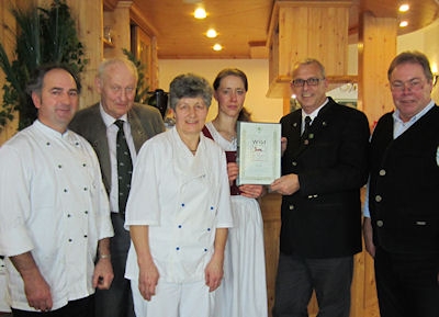 (v.l.n.r.) Küchenleiter Victor Danev, stellv. Landesjägermeister Knut Wälde, Seniorchefin Rita Riegger, Juniorchefin Simone Riegger, Kreisjägermeister Hans-Jürgen Klaiber und Seniorchef Karl Riegger freuen sich über die Auszeichnung