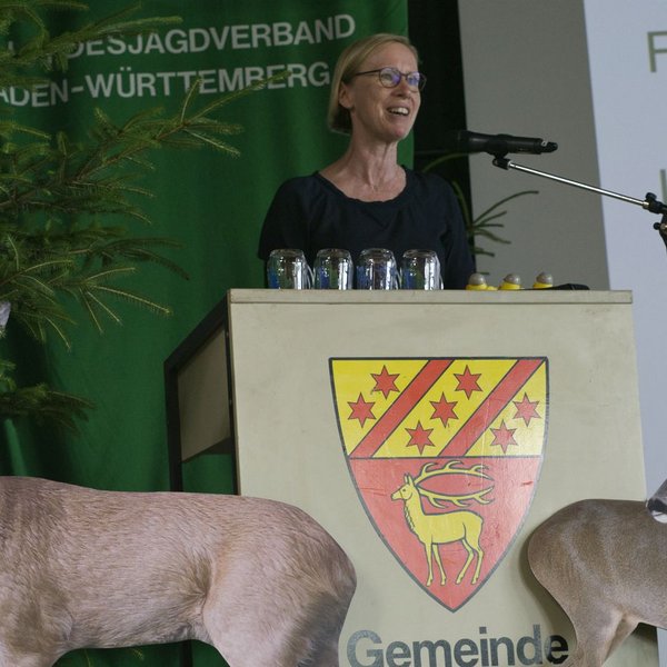 Landrätin Stefanie Bürkle hält ein Grußwort