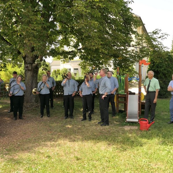 Baumpflanzaktion im Kindergarten